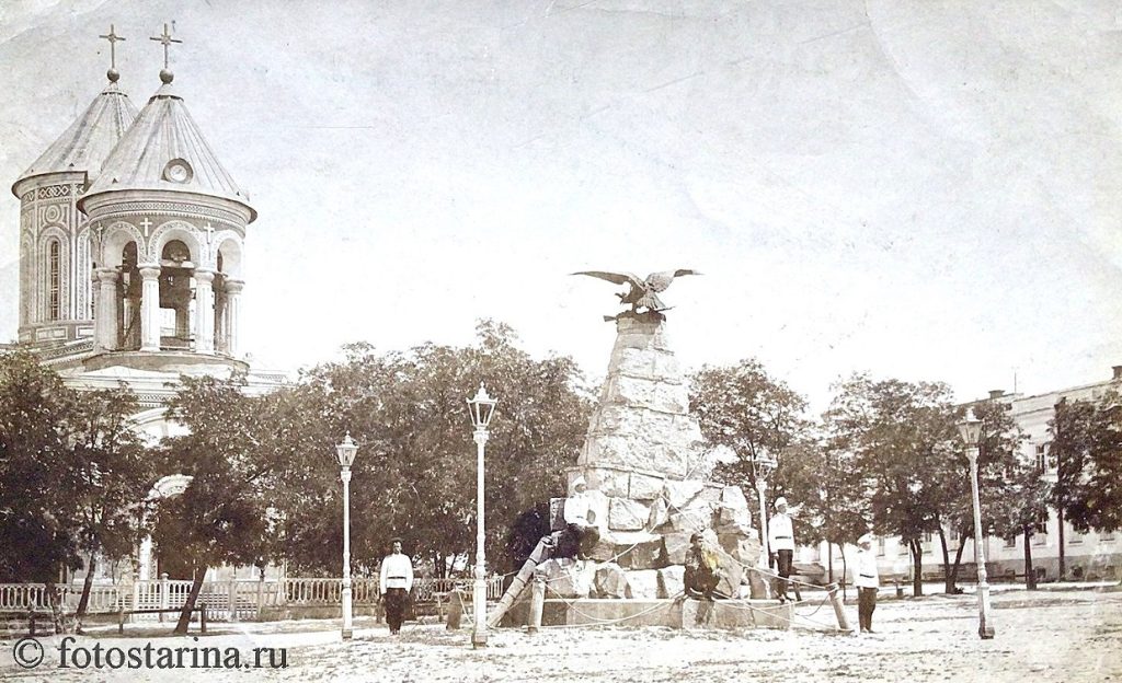 Буйнакс до 1917 года. Памятник Апшеронскому полку перед Андреевским собором.
